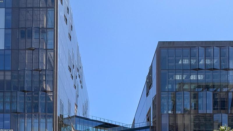 安全团队在暗网威胁情报监测中心分析风险数据